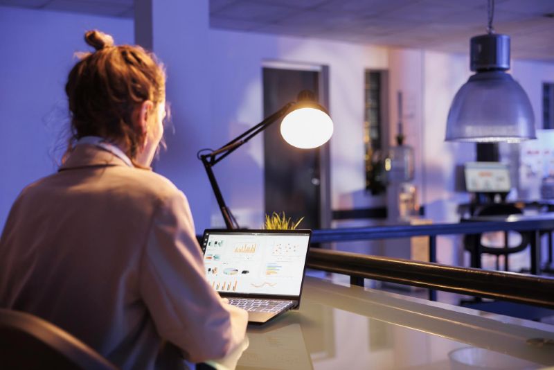Bureau nocturne éclairé, lumière bleue